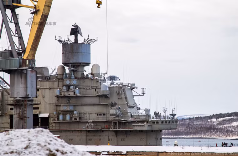 Ở trong Hải quân Nga thì người ta xếp hạng Kuznetsov là tuần dương hạm tên lửa chở máy bay (TAVKR) thay vì là tàu sân bay. Thực tế đúng là vậy, ngoài khả năng chở máy bay, Kuznetsov có sức mạnh như một tuần dương hạm với kho tên lửa khổng lồ giấu trong tàu.