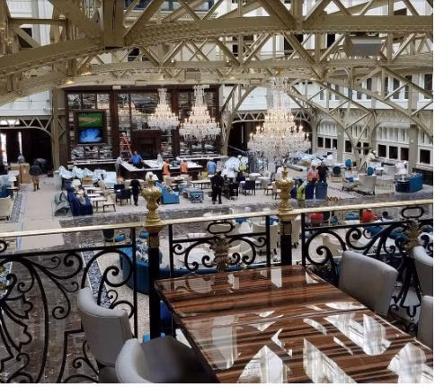 Các phòng khách sạn đều được xây theo hướng nhìn ra sảnh lớn với kiến trúc hiện đại.