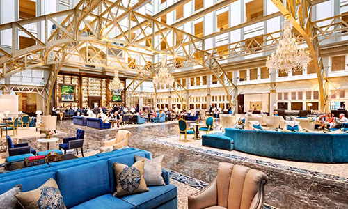 Sảnh lớn nhất của Trump International Hotel, nơi tổ chức khiêu vũ lớn nhất tại Washington được đặt tên là "Phòng khiêu vũ của Tổng thống". Cùng với tên gọi trang nghiêm như vậy là toàn bộ hệ thống nội thất được trang hoàng lộng lẫy.