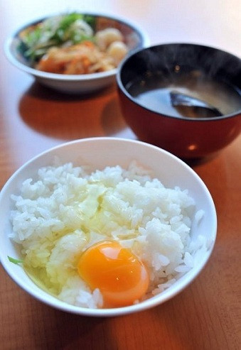 Một nét độc đáo khác, một bát cơm trắng ở Nhật có thể được ăn kèm với lòng đỏ trứng gà sống. Với họ, cách ăn này mạng lại hàm lượng dinh dưỡng cao cho cơ thể vào mỗi buổi sáng. Ảnh: Fest.