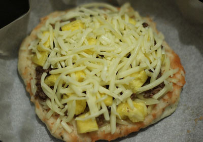 Sau đó kiểm tran đế bánh pizza đã chín tới, bạn tiến hành quét phần nhân lên bánh rồi đấy vung nồi lại chờ trong 10 phút bánh pizza sẽ được hoàn thành và bạn chỉ có việc lấy ra khỏi nồi cơm điện. Ảnh: Giainhan.