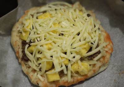 Sau đó kiểm tran đế bánh pizza đã chín tới, bạn tiến hành quét phần nhân lên bánh rồi đấy vung nồi lại chờ trong 10 phút bánh pizza sẽ được hoàn thành và bạn chỉ có việc lấy ra khỏi nồi cơm điện. Ảnh: Giainhan.