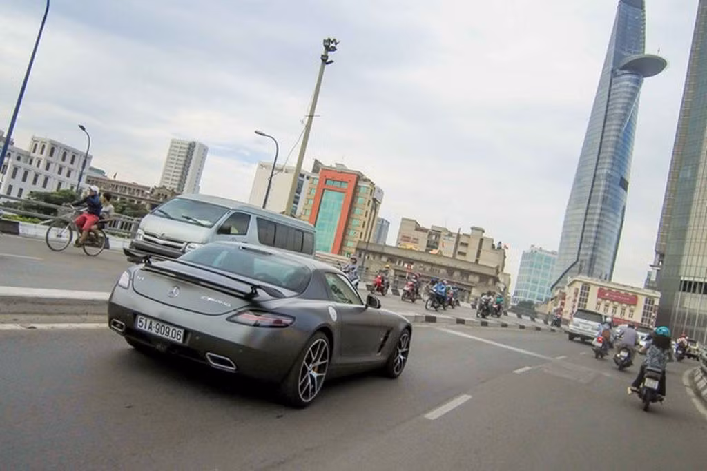 Trước đó, cuối tháng 12/2015 siêu xe của nhà Hà Tăng từng xuất hiện gây thu hút tại trung tâm quận 1, TP HCM. Ảnh: Zing.