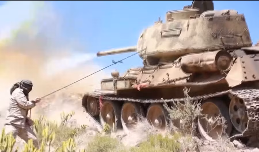 Có khả năng do chiếc xe tăng T-34-85 đã quá cũ, việc khai hỏa từ bên trong xe không đảm bảo độ an toàn cao đã khiến cho các binh sĩ phải đục tháp pháo, nối dây ra ngoài để giật cò mỗi khi khai hỏa pháo chính 85mm. Nguồn ảnh: Milinme