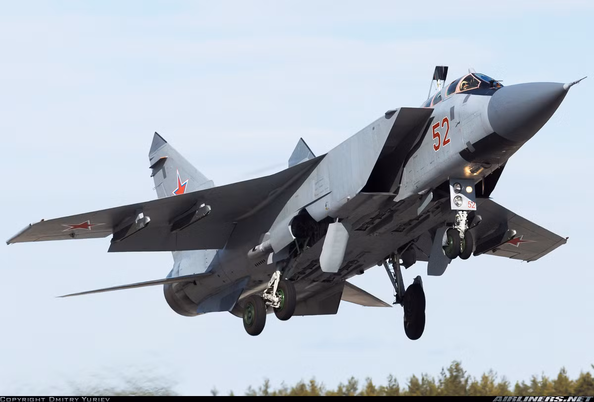 Thật vậy, với sức mạnh của hệ thống radar mạng pha trên tiêm kích MiG-31 thì nó hoàn toàn có thể đáp ứng vai trò báo động sớm các mối đe dọa trên không. Nguồn ảnh: Airlines.net
