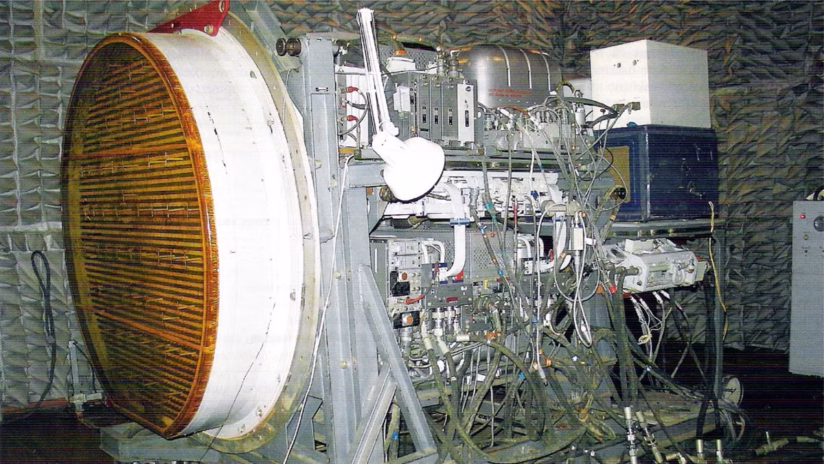 Trên phiên bản hiện đại hóa MiG-31BM được trang bị radar nâng cấp Zaslon-M với anten lớn hơn cho tầm trinh sát đến 400km với mục tiêu cỡ lớn; có thể tấn công đồng thời cả mục tiêu trên không và trên bộ; phát hiện mục tiêu RCS 19m2 cách 400km còn RCS 5m2 cách 282km; phát hiện được mục tiêu bay với tốc độ siêu nhanh Mach 5-6...Nguồn ảnh: Key publishing
