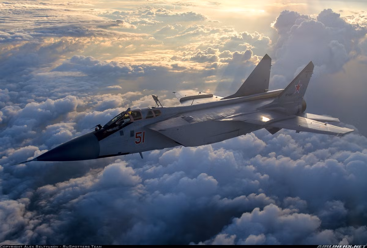 Trong tác chiến tầm gần và tầm trung, tiêm kích MiG-31 có thể triển khai cả tên lửa không đối không tầm nhiệt R-73 và tên lửa dẫn đường radar chủ động tầm trung R-77. Nguồn ảnh: Airlines.net
