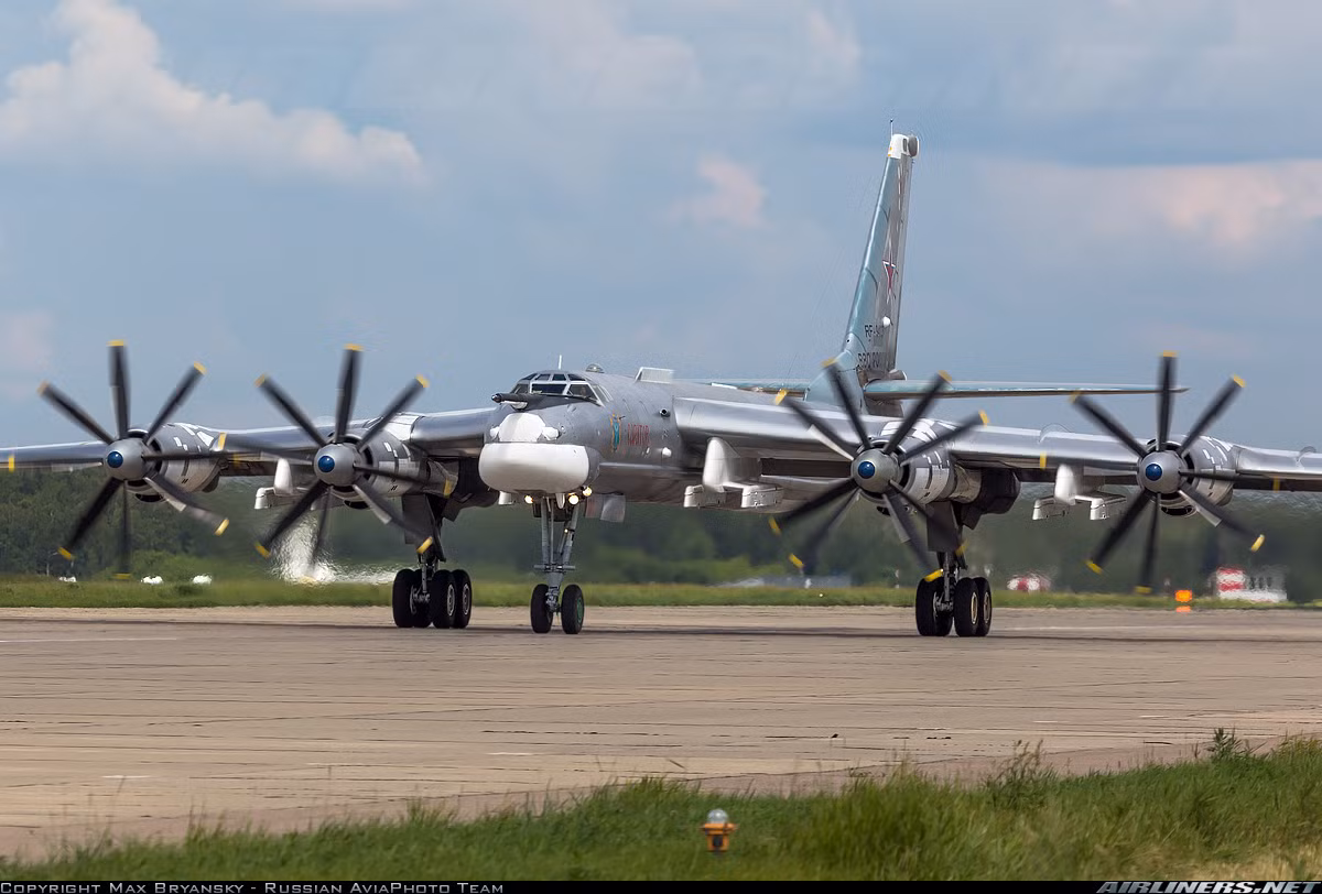 Trên cánh máy bay trang bị 4 giá treo kép cho phép triển khai 8 tên lửa hành trình tàng hình Kh-101/102 có tầm phóng tối đa có thể tới 2.000-4.500km với độ chính xác gần như tuyệt đối. Nguồn ảnh: Airlines.net