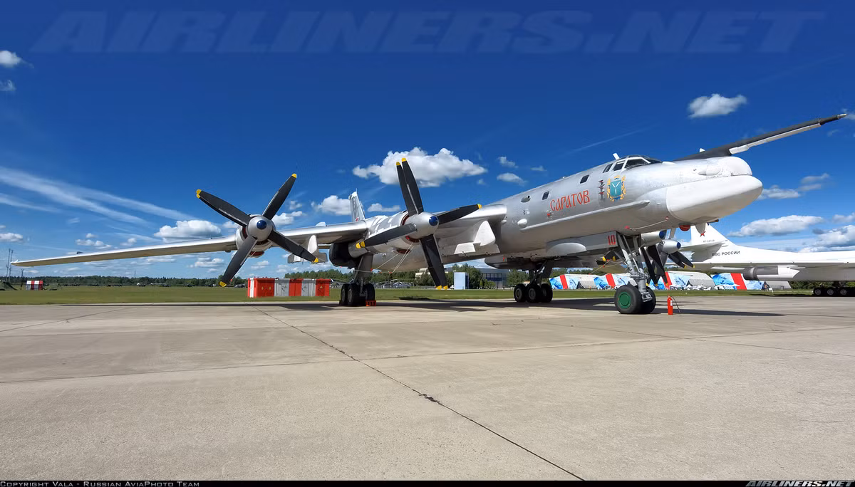 Trong hai chiếc đó, có một chiếc là Tu-95MS mang mật danh Vorkuta. Hiện chưa rõ bao nhiêu chiếc Tu-95MS đã được Nga nâng cấp lên chuẩn Tu-95MSM, nhưng khả năng là số lượng không nhiều. Việc Nga tung cả phiên bản mới nhất của dòng máy bay ném bom "khủng" này cho thấy có khả năng ngoài việc tiêu diệt khủng bố thì Nga kết hợp việc thử vũ khí mới. Nguồn ảnh: Airlines.net