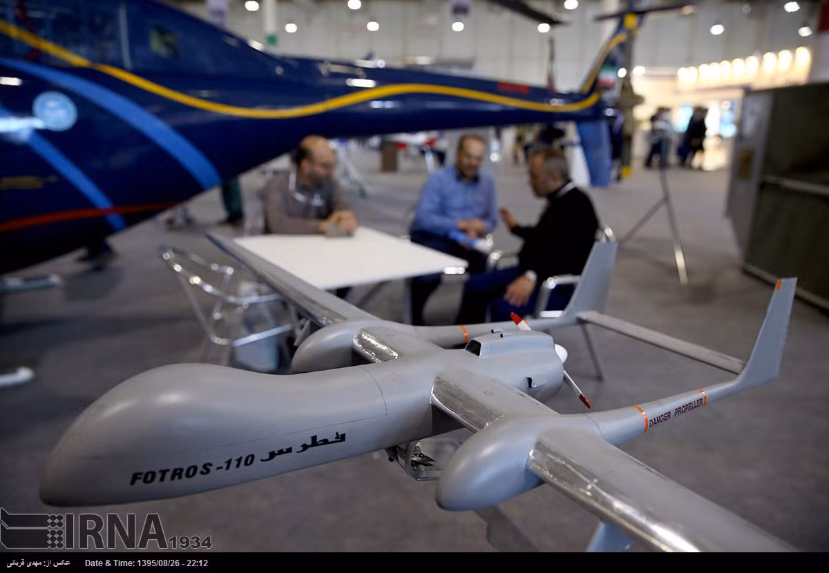 Mô hình UAV do thám tầm xa Fotros 110 do Iran sản xuất, tuyên bố có tầm bay lên tới 2.000km, thời gian hoạt động 16-30 tiếng liên tục. Nguồn ảnh: IRNA
