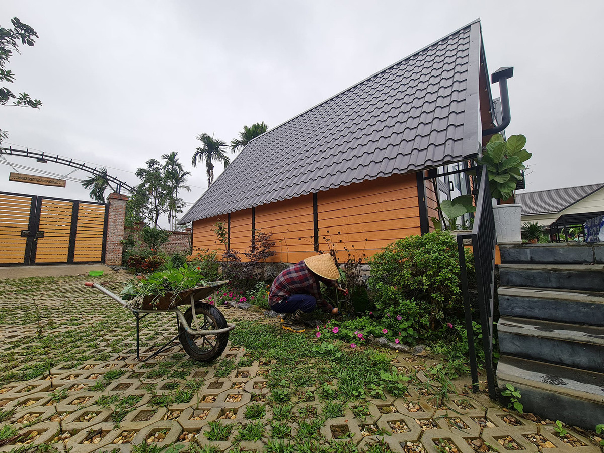 “Mình hi vọng cả nhà có chốn nghỉ ngơi riêng tư cuối tuần, có mảnh vườn, ao nhỏ để chăm sóc và tạo không gian vui chơi rộng rãi cho các con thoải mái nô đùa, khám phá thiên nhiên và học cách trân quý sức lao động. Ảnh: Phan Hồng Sơn