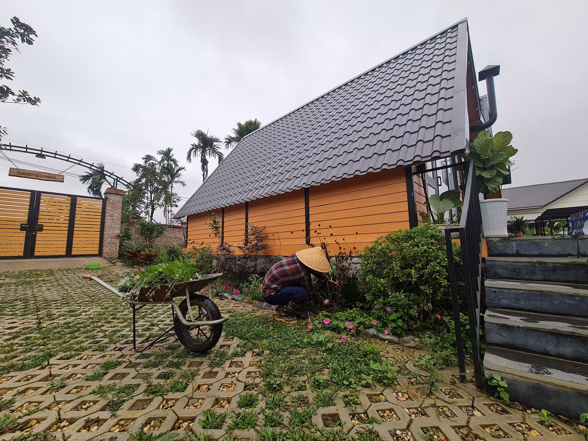 “Mình hi vọng cả nhà có chốn nghỉ ngơi riêng tư cuối tuần, có mảnh vườn, ao nhỏ để chăm sóc và tạo không gian vui chơi rộng rãi cho các con thoải mái nô đùa, khám phá thiên nhiên và học cách trân quý sức lao động. Ảnh: Phan Hồng Sơn