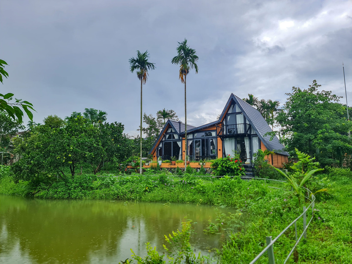 Sau khi “chốt” mua đất, anh Sơn bắt đầu lên ý tưởng thiết kế một ngôi nhà có kiến trúc khác biệt, “độc đáo nhưng phải đảm bảo công năng và tận dụng địa hình, địa thế của khu đất”, đồng thời toát lên nét cá tính của gia chủ U40. Ảnh: Phan Hồng Sơn