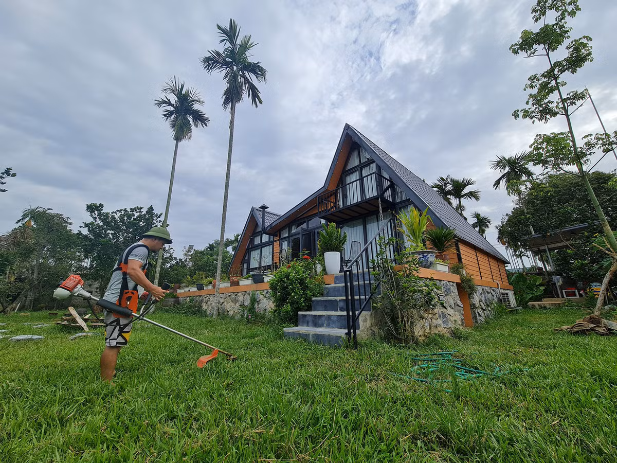 Để thiết kế không gian sống theo sở thích, sẵn có kinh nghiệm xây dựng nên anh Sơn tự tay thi công nhiều hạng mục tâm huyết như cổng, lò sưởi, bậc đá,… Ảnh: Phan Hồng Sơn