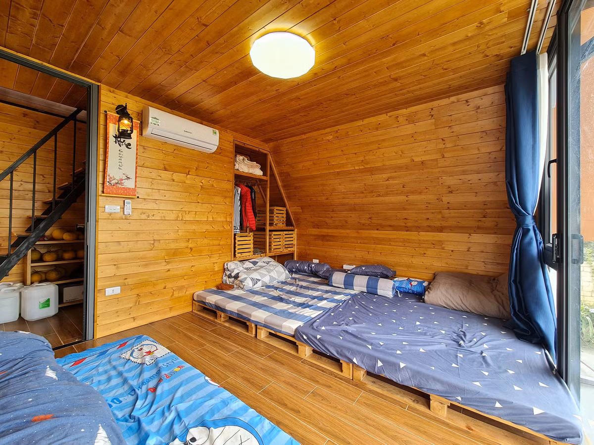 Nội thất sử dụng chất liệu chủ đạo là gỗ, tông màu nâu, tạo cảm giác mát mẻ vào mùa hè và ấm áp vào mùa đông. Ảnh: Phan Hồng Sơn Đối với không gian nghỉ ngơi như phòng ngủ, phòng ăn và phòng khách, anh Sơn ưu tiên sử dụng hệ cửa kính cỡ lớn, vừa có công dụng lấy sáng và thông gió, tạo cảm giác thoáng đãng, rộng rãi, vừa xóa nhòa ranh giới với thiên nhiên bên ngoài.