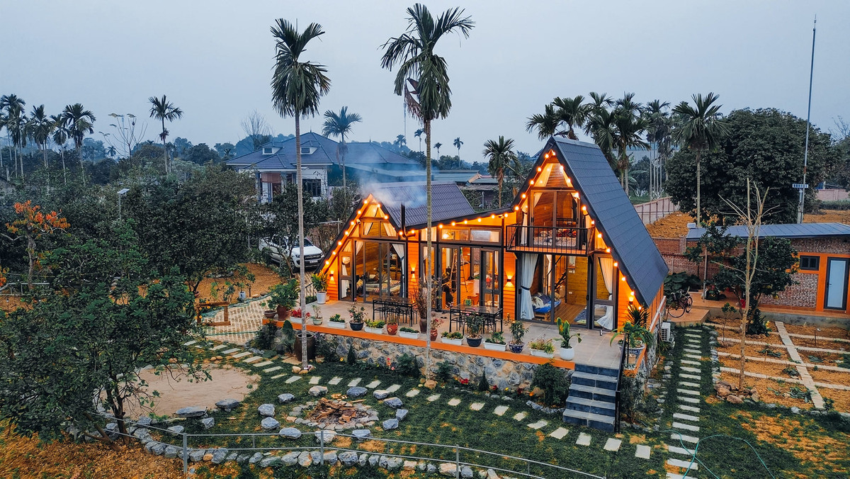 Trong đó, ngoài công trình chính là nhà ở, người đàn ông này còn thiết kế thêm nhiều hạng mục khác như nhà phục vụ, sân đỗ xe, bãi cỏ BBQ, vườn rau, ao cá, đường dạo xung quanh ao,… Ảnh: Phan Hồng Sơn