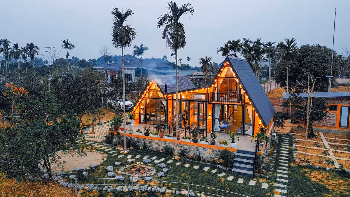 Trong đó, ngoài công trình chính là nhà ở, người đàn ông này còn thiết kế thêm nhiều hạng mục khác như nhà phục vụ, sân đỗ xe, bãi cỏ BBQ, vườn rau, ao cá, đường dạo xung quanh ao,… Ảnh: Phan Hồng Sơn