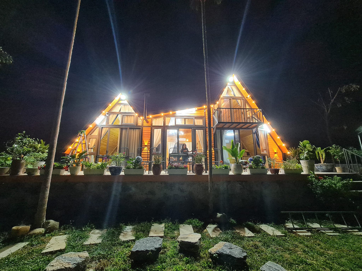 Hệ đèn trang trí được lắp đặt theo mái nhà, vừa cung cấp ánh sáng, vừa tôn lên vẻ đẹp riêng, lạ cho ngôi nhà. Ngoài ra, trần của các phòng ngủ, phòng khách hay thậm chí nhà vệ sinh, nhà kho cũng được thiết kế chéo vát, tạo nét phá cách, khác lạ về mặt thị giác. Ảnh: Phan Hồng Sơn