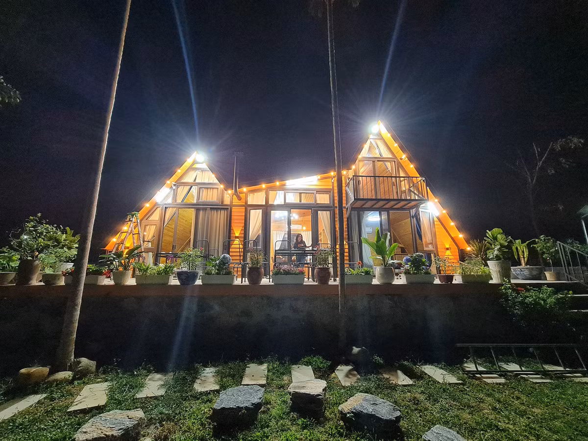 Hệ đèn trang trí được lắp đặt theo mái nhà, vừa cung cấp ánh sáng, vừa tôn lên vẻ đẹp riêng, lạ cho ngôi nhà. Ngoài ra, trần của các phòng ngủ, phòng khách hay thậm chí nhà vệ sinh, nhà kho cũng được thiết kế chéo vát, tạo nét phá cách, khác lạ về mặt thị giác. Ảnh: Phan Hồng Sơn