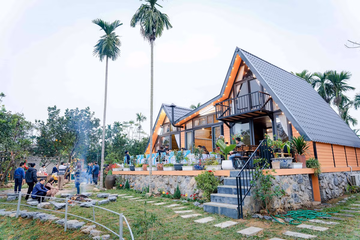 Không gian sống xanh ở ngoại ô của gia đình Hà Nội cũng trở thành địa điểm đón tiếp bạn bè, người thân tới chơi dịp cuối tuần hay lễ, Tết. Ảnh: Phan Hồng Sơn 