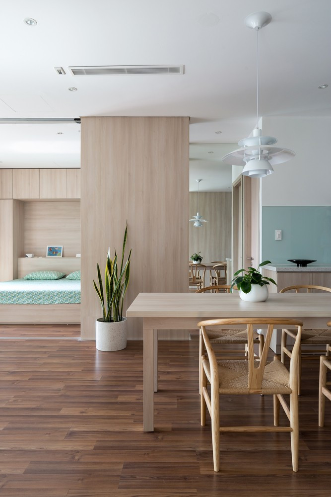 Vật liệu sử dụng chủ yếu là gỗ sáng màu kết hợp với trần và tường màu trắng, hạn chế tối đa các chi tiết trang trí không cần thiết, tạo cảm giác rộng rãi và không gian mềm mại hơn.