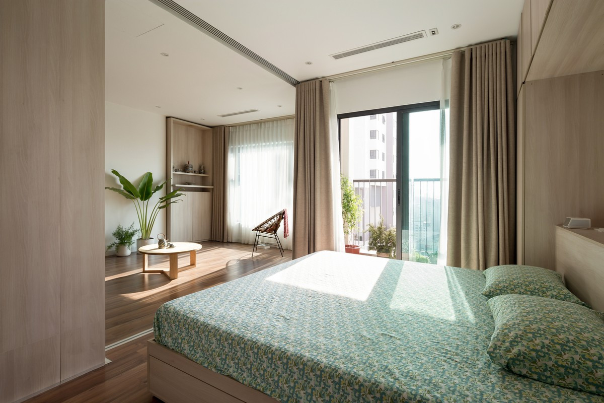 Khi cần sự riêng tư, các bức tường được đóng lại, tạo thành các phòng ngủ riêng biệt và độc lập. Đồng thời, không gian sinh hoạt chung ở vị trí trung tâm vẫn đón được gió, ánh sáng và tầm nhìn đẹp ra bên ngoài.