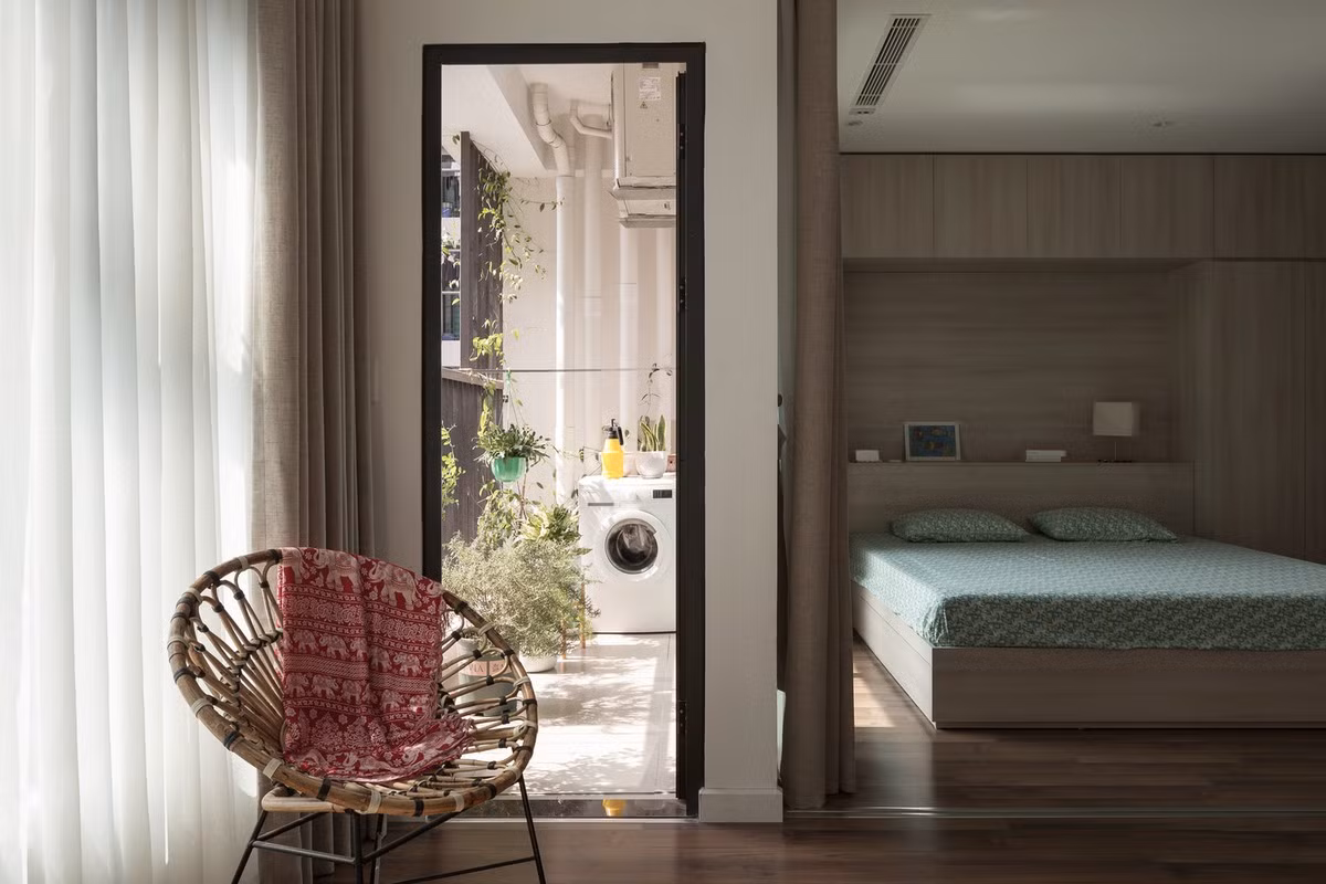 Các bức tường của các phòng làm giảm khả năng lấy sáng và thông gió của căn hộ, không gian sinh hoạt chung vì thế luôn thiếu sáng, hạn chế và có tầm nhìn nhàm chán.