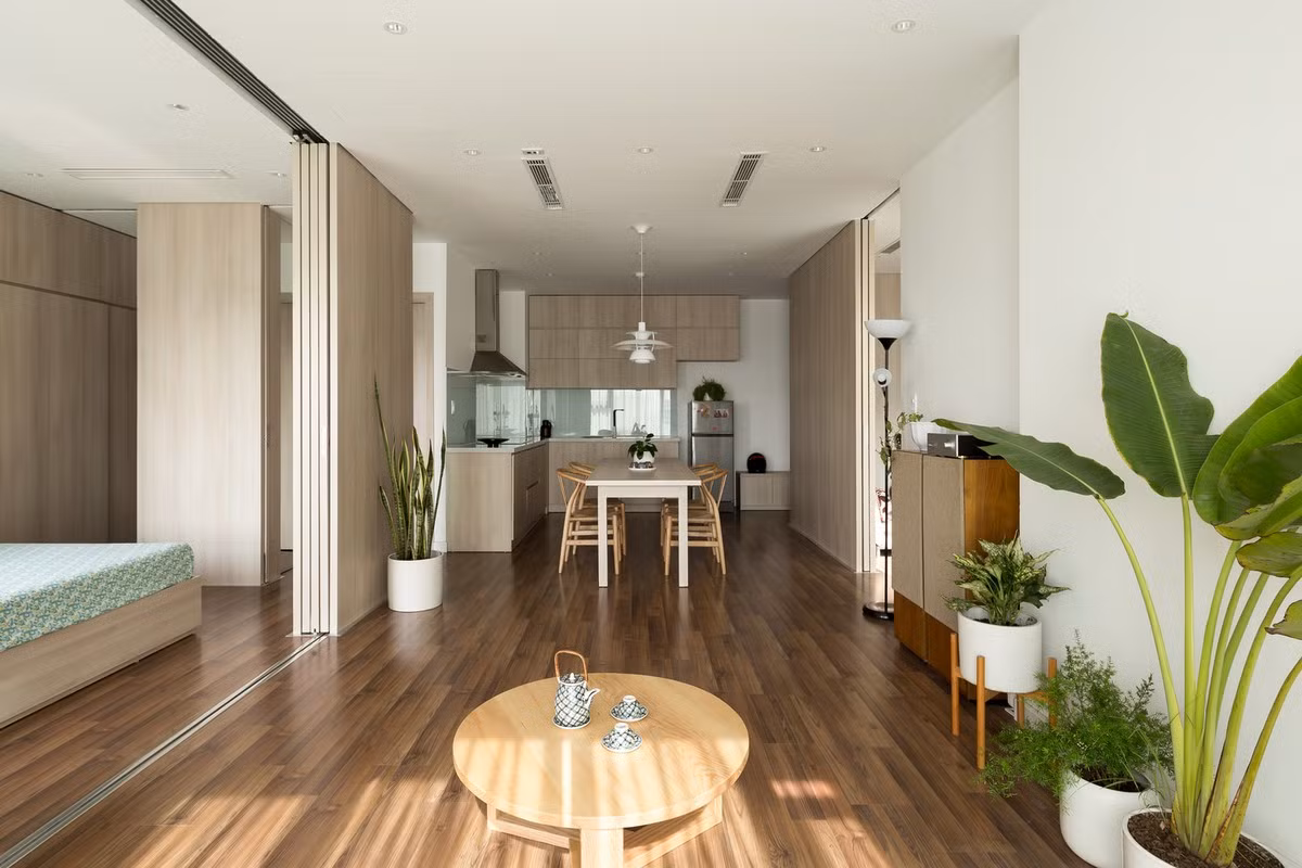 Ngoài việc thay đổi bản chất không gian, nội thất căn hộ cũng rất đơn giản, hướng đến lối sống hài hòa, giảm bớt đồ đạc nhưng vẫn đảm bảo sự thoải mái cho cuộc sống của gia đình.