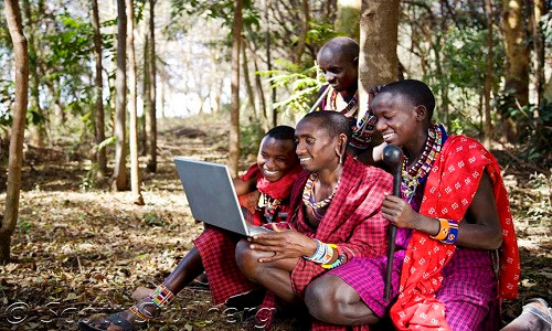 Họ tỏ ra vô cùng thích thú với công nghệ hiện đại.