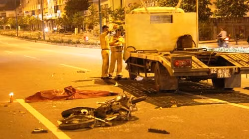 Chay nguoc chieu, doi nam nu doi dau xe tai tu vong