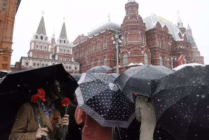 Đông đảo người dân và du khách chen chân nhau tới Quảng trường Đỏ một ngày trước lễ duyệt binh Ngày Chiến thắng trong tiết trời lạnh giá với tuyết rơi dày. Ảnh TA