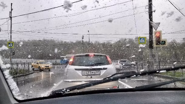 Xe cô đi lại trên đường khó khăn dưới thời tiết này. Ảnh korrespondent