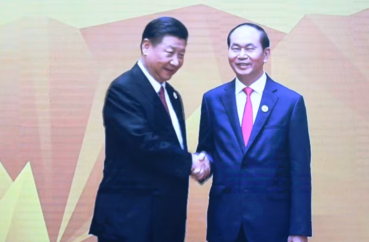 Chủ tịch Trung Quốc Tập Cận Bình bắt tay Chủ tịch nước Trần Đại Quang.