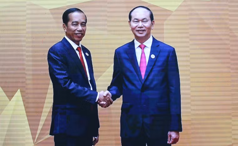 Chủ tịch nước chào đón Tổng thống Indonesia Joko Widodo.