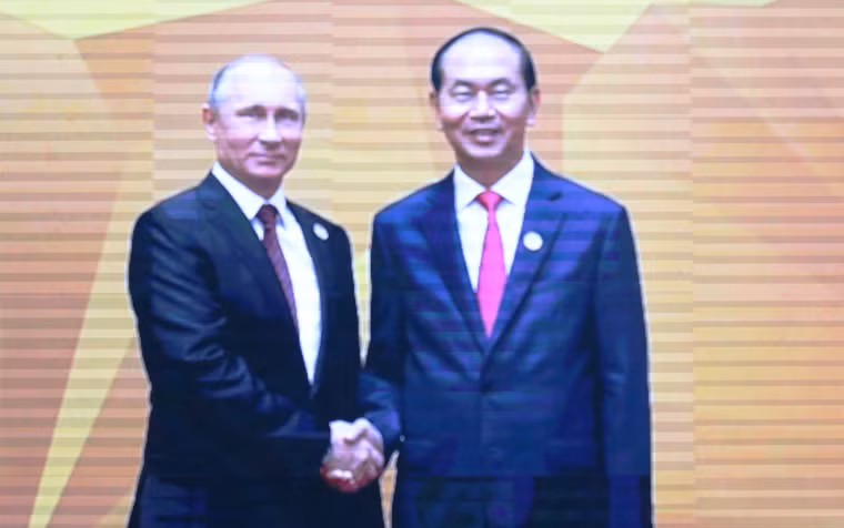 Chủ tịch nước chào đón Tổng thống Nga Vladimir Putin.