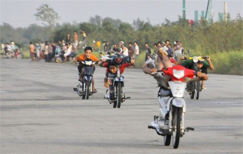 Truy bat 2 anh em ruot to chuc dua xe trai phep-Hinh-3