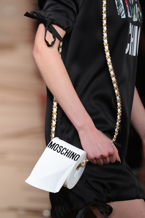Chiếc túi hàng hiệu của Moschino...