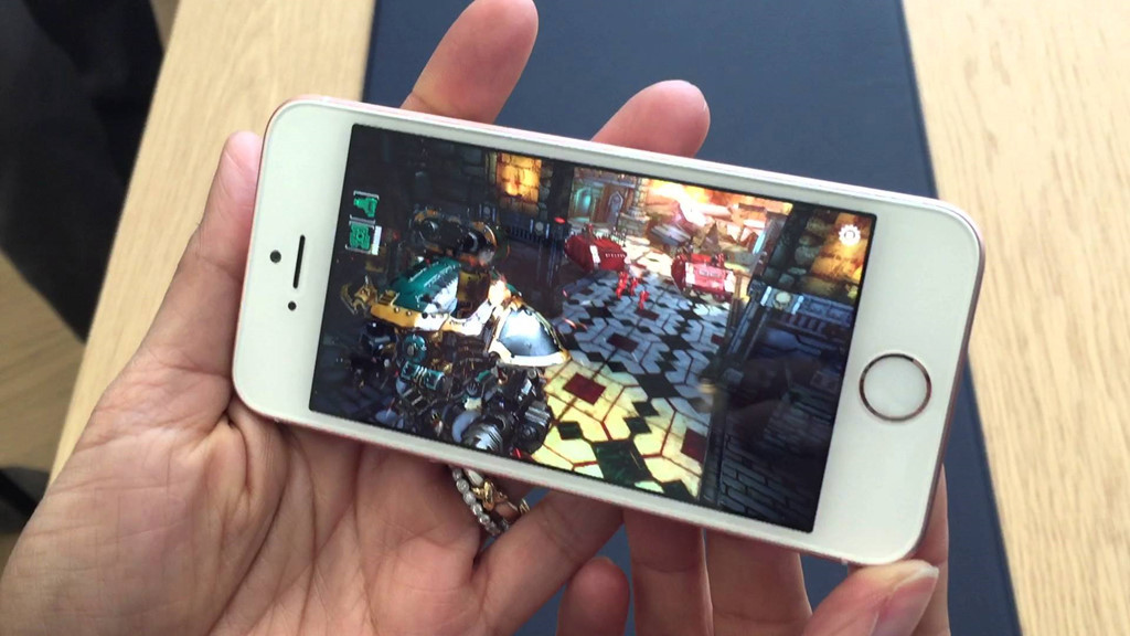 Nhiều người ưa thích màn hình nhỏ - Trong thời điểm hiện tại, màn hình 4 inch là quá bé với nhiều người. Nhưng với một bộ phận người dùng yêu thích sự nhỏ gọn, chiếc iPhone SE sẽ là một lựa chọn hoàn hảo. Người dùng có thể dễ dàng thao tác sử dụng bằng một tay cũng như việc mang theo máy rất dễ dàng.