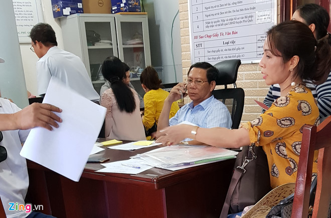 Sau lệnh thanh tra đất đai, mấy ngày nay lượng người đến phòng công chứng làm các thủ tục mua bán đất động sản đã giảm hơn. Ảnh: Việt Tường.