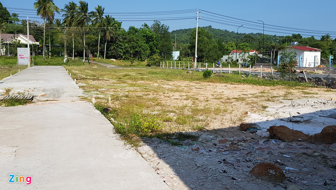 Một khu đất trồng cây lâu năm được phân lô bán nền tại xã Cửa Dương. Ảnh: Việt Tường.