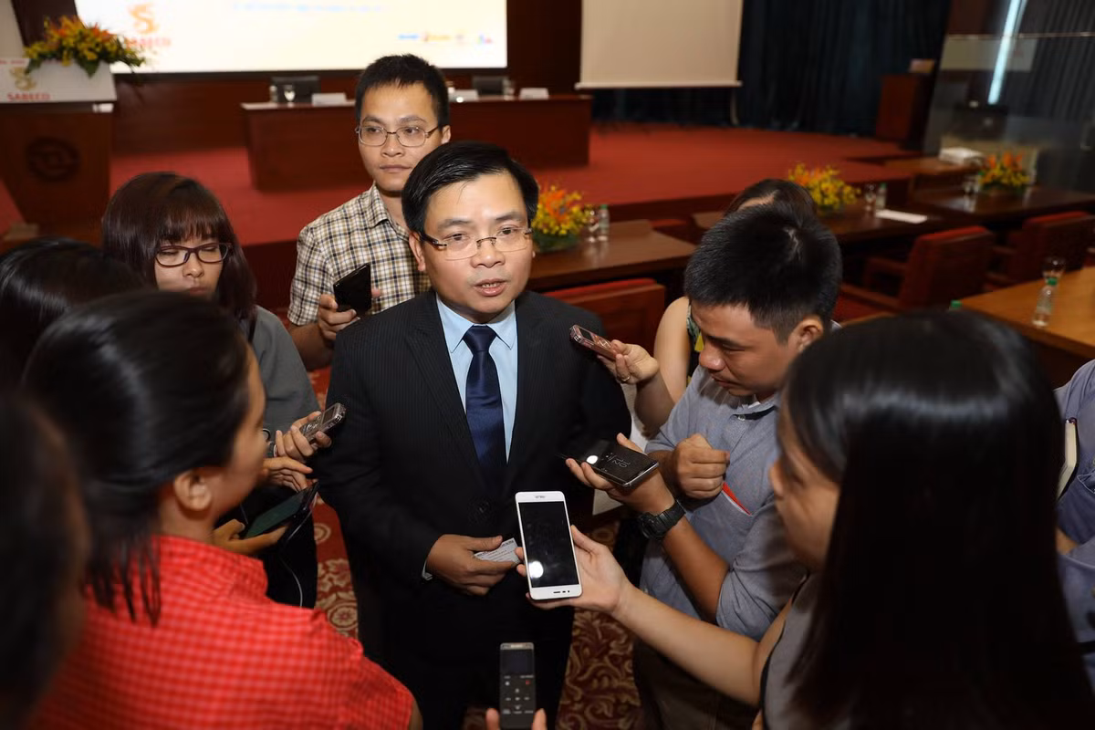 Ông Trương Thanh Hoài, Vụ trưởng Vụ Công nghiệp (Bộ Công thương), đang trả lời báo chí tại buổi công bố thông tin thoái vốn - Ảnh: HỮU KHOA.