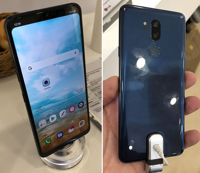 Cái tên tiếp theo là đứa con G7 của LG cũng xuất hiện tại MWC 2018. Sự xuất hiện này của G7 tại MWC 2018 được đánh giá là khá bất ngờ và đặc biệt hơn khi quan sát kỹ mẫu máy trên, chúng ta có thể dễ dàng nhận thấy trào lưu "tai thỏ" trên iPhone X cũng được đưa lên thiết bị này của LG.