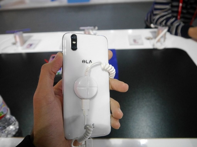 iLA X có màn hình tỉ lệ 18: 9, kích thước 5.5 inch độ phân giải HD. Máy được trang bị vi xử lý MediaTek MT6737, 3GB RAM, bộ nhớ trong 32 GB cùng viên pin dung lượng 2500mAh. Mặt sau máy được trang bị cụm camera kép 13 MP cùng camera selfie 5MP ở mặt trước.