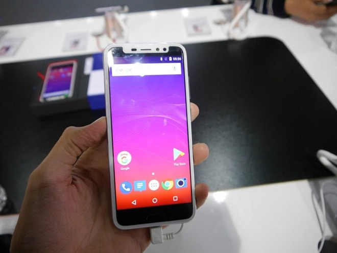 Cái tên tệ nhất trong bảng danh sách này là chiếc iLA X bắt chước y hệt iPhone X một cách thô thiển. Chiếc iLA X cho thấy một điều, quảng cáo vẫn chỉ là quảng cáo, thực tế sẽ khác xa nhưng gì được trình chiếu.