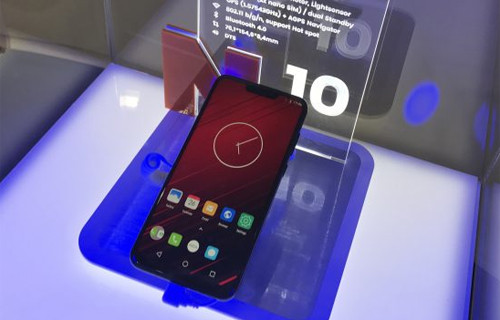 Noa N10 có màn hình 6″2 độ phân giải 2160 x 1080 điểm ảnh. Cấu hình máy gồm chip MediaTek MT 6763 với 8 nhân, RAM 4GB, bộ nhớ trong 64GB, camera kép 16MP và pin 3600mAh. N10 cũng có cảm biến vân tay và cài sẵn Android Oreo mới. Dù không quá ấn tượng về phần cứng hay tính năng được tích hợp nhưng N10 được đánh giá rất cao về thiết kế được chăm chút kỹ lưỡng.