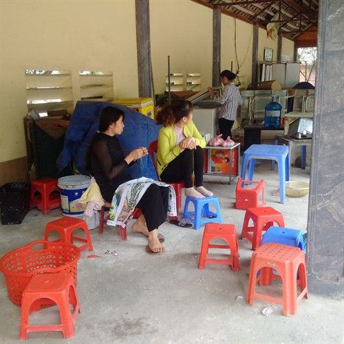 Những người chèo đò và bán hàng tụ tập tại Khu du lịch.