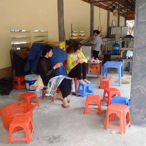 Những người chèo đò và bán hàng tụ tập tại Khu du lịch.