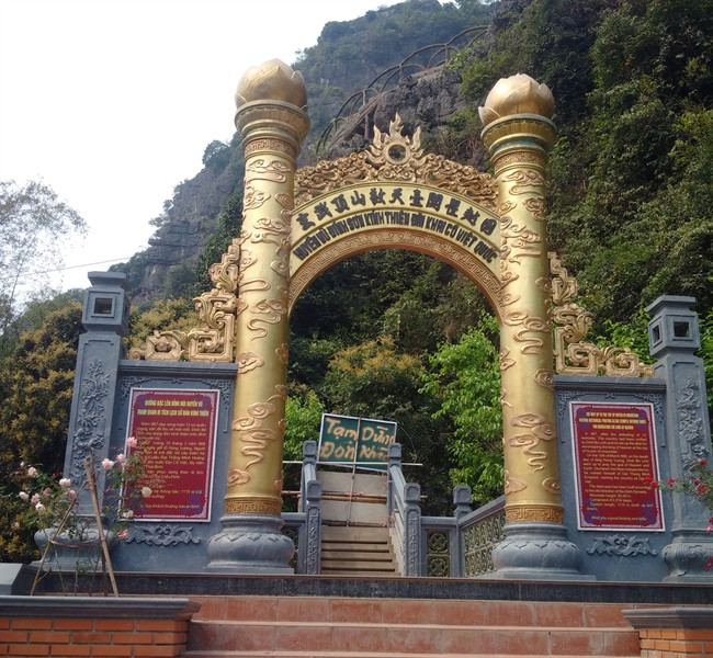 Đường lên núi Cái Hạ treo biển không đón khách.