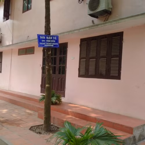 Phòng bán vé đã đóng cửa.