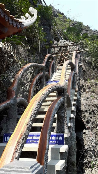 Hàng quán phủ bạt.